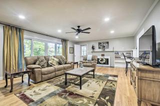 Durham Home Floor-to-Ceiling Windows with View - Durham - 9