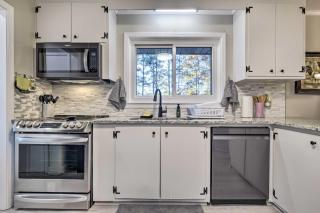 Durham Home Floor-to-Ceiling Windows with View - Durham - 8