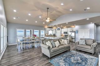 Steps to Shore Crystal Beach Retreat with Deck! - Crystal Beach - 4