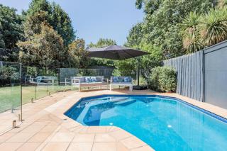 Grand Brighton Family Home with a Solar Heated Pool - Melbourne - 0