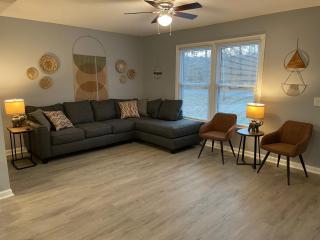 Remodeled Cottage With Sunroom - Manchester - 9