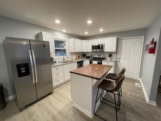 Remodeled Cottage With Sunroom - Manchester - 7