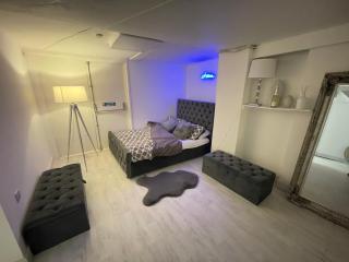 Cwtch Cardiff Bay - 2