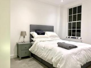 Central Knightsbridge 3 Bedroom House - 8