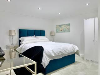 Central Knightsbridge 3 Bedroom House - 3