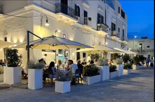 Polignano a Mare: sulla piazza di Domenico Modugno - 9