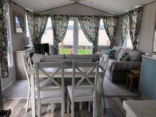Delightful 2-bed static set in a peaceful village - 4