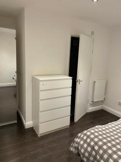Delightful private 2 bedroom bungalow - London - 5