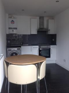 Delightful private 2 bedroom bungalow - London - 4