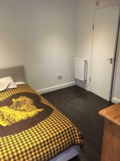 Delightful private 2 bedroom bungalow - London - 1
