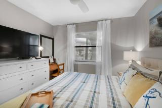 Renovated Ocean Escape Condo-11 pools-community beachhouse bar - Panama City Beach - 2