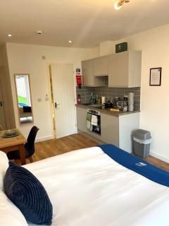 Cambridge Studios and Suites by Tas Accommodations - 9