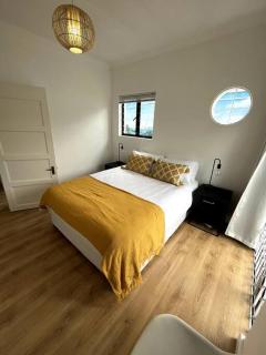 Centrally located modern 2-bedroom home & parking - 5
