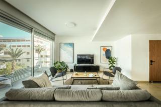 Chic Apartment w Balcony, Mamad & Parking 3-min from Beach by Sea N' Rent - Tel Aviv - 9