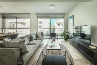 Chic Apartment w Balcony, Mamad & Parking 3-min from Beach by Sea N' Rent - Tel Aviv - 3
