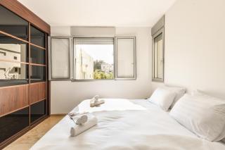 Chic Apartment w Balcony, Mamad & Parking 3-min from Beach by Sea N' Rent - Tel Aviv - 2