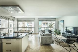 Chic Apartment w Balcony, Mamad & Parking 3-min from Beach by Sea N' Rent - Tel Aviv - 4