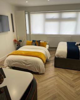 Luxury Studio- MK central- 5 MINS DRIVE TO TRAIN STATION-DIRECT TRAINS TO LONDON, BIRMINGHAM - 3