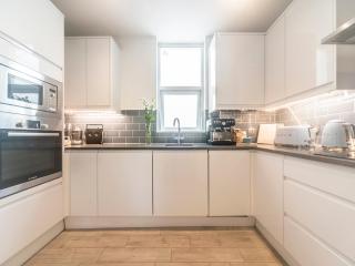 Pass the Keys Luxurious Flat with Large Private Terrace - Hanworth - 8