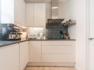 Pass the Keys Luxurious Flat with Large Private Terrace - Hanworth - 5