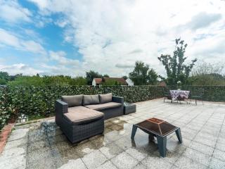 Pass the Keys Luxurious Flat with Large Private Terrace - Hanworth - 4