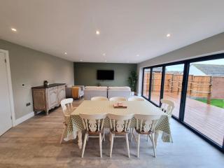 Brand New, Stunning Beachside House - 2