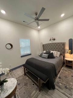 Perfectly located 2 bed/2 full bathroom/1 sofa bed - Bentonville - 4