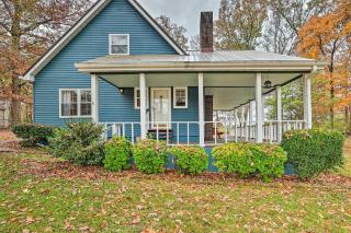 Cozy Cottage with Fireplace and Private Yard - Winchester - 0