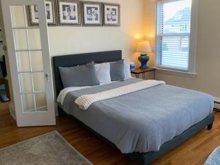 Bright 2 Br, Pets Welcome, Steps to Lake, Restaurants and Train - Wakefield - 2