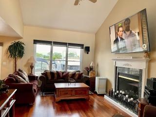 3 Bed, 2 Bath, House on Canal - Boat Well Included - Chesterfield - 0