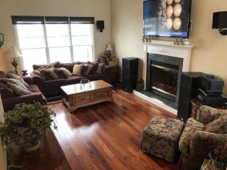 3 Bed, 2 Bath, House on Canal - Boat Well Included - Chesterfield - 2