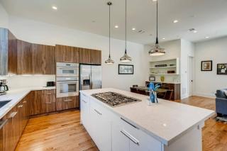 4 Story Home Mins To Downtown Houston with City Views - Houston - 5