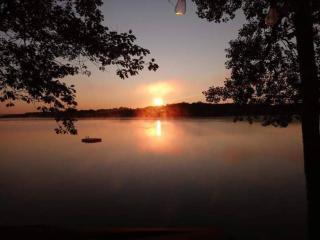 Sunrise Views Cabin with King Bed, Bar & Game Room - - 9