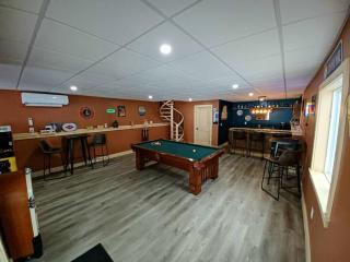 Sunrise Views Cabin with King Bed, Bar & Game Room - - 4