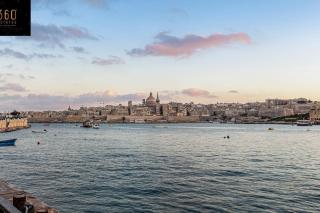Seafront 4BR APT with mesmerising Balcony & VIEWS by 360 Estates - Sliema - 4