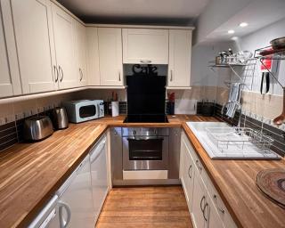 Halwell House - A Spacious Quiet Apartment - 4