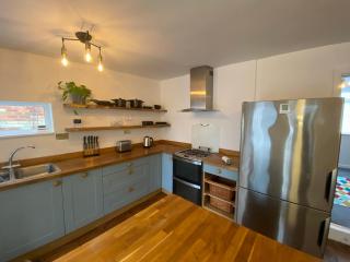 Tipsy Cottage with fire-pit and BBQ - Ringwood - 9