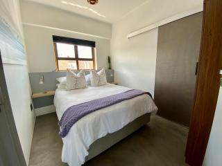 Stay On Main Plett - Contemporary 2-Bedroom Apartment - Plettenbergbaai - 3