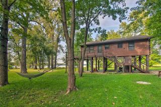 Cozy Riverfront Getaway Fishing On-Site! - Lacon - 0