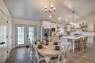 Cozy and Chic Abode about 11 Mi to Bloomington Lake - 5