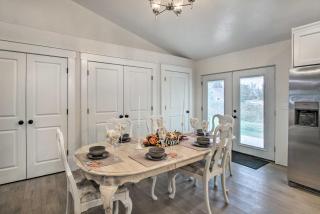 Cozy and Chic Abode about 11 Mi to Bloomington Lake - 4