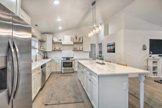 Cozy and Chic Abode about 11 Mi to Bloomington Lake - 3