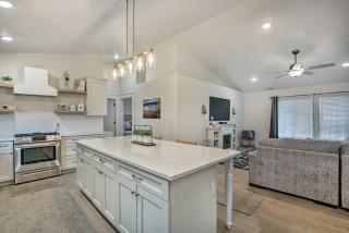 Cozy and Chic Abode about 11 Mi to Bloomington Lake - 2