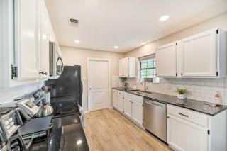 Fredericksburg Home with Hot Tub - 1 Mi to Dtwn - 1