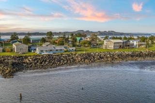Cozy Coastal Getaway • Panoramic Ocean Views - Tokeland - 9