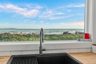 Cozy Coastal Getaway • Panoramic Ocean Views - Tokeland - 8