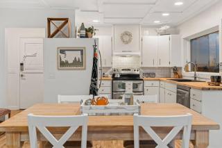 Cozy Coastal Getaway • Panoramic Ocean Views - Tokeland - 4