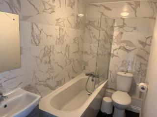 Beautiful 4 bedroom home 3 bathrooms, Excellent location, Family, Group, Corporate, Contractor - 2