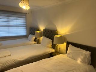 Beautiful 4 bedroom home 3 bathrooms, Excellent location, Family, Group, Corporate, Contractor - 4