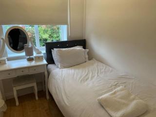 Beautiful 4 bedroom home 3 bathrooms, Excellent location, Family, Group, Corporate, Contractor - Thamesmead - 3